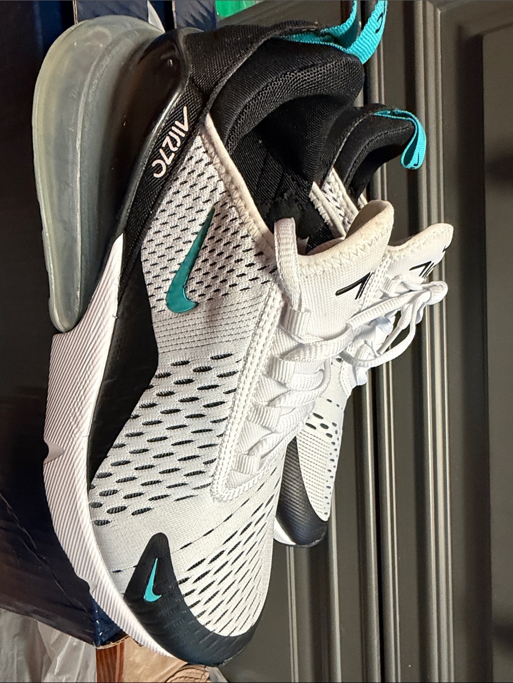Nike women’s size 9.0 White Black Teal Air Max Athletic Sneakers